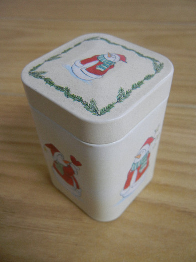 Christmas Snowmen Mini Tea Tin; Cutiuta ceai Craciun- Oameni de zapada.
