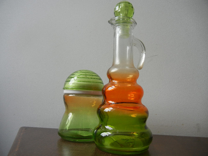 Green & Orange Glass Duo; sticla si borcan (verde cu portocaliu).

