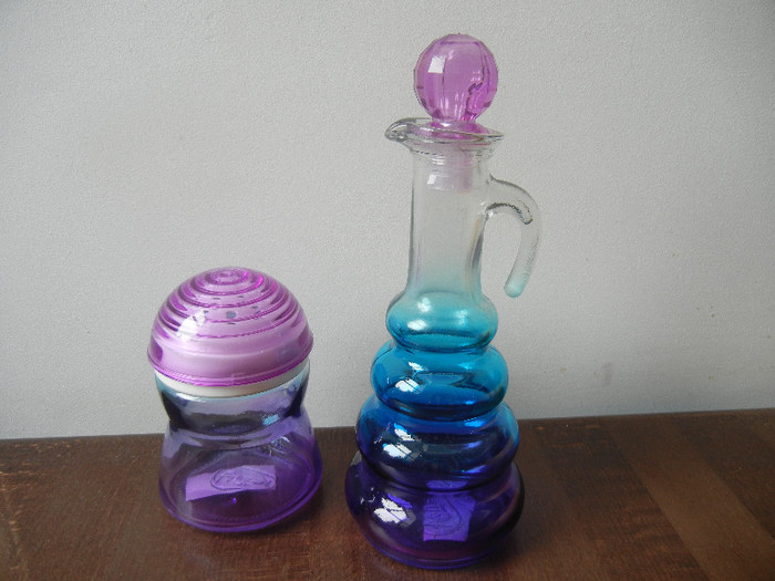 Purple & Blue Glass Duo; sticla si borcan (mov cu albastru).

