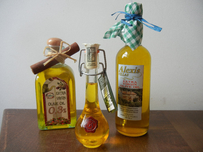 Extra Virgin Olive Oil Bottles; sticlute cu ulei de masline.
