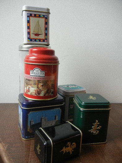 Miniature Tea Tins; Cutiute pentru ceai.
