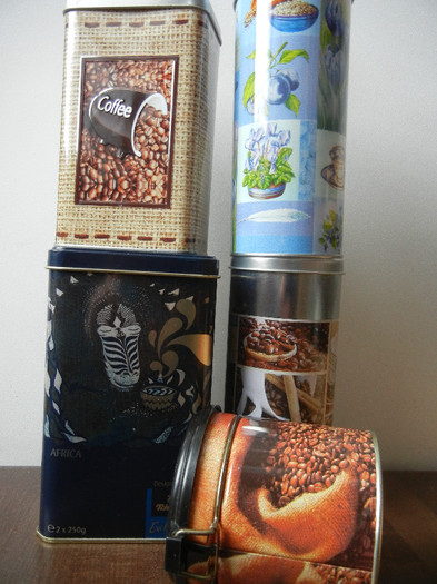 Coffeee Storage Tins; Cutii pentru cafea.
