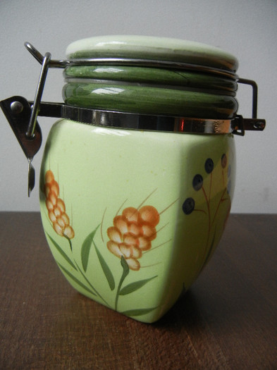 Green Ceramic Storage Jar; borcan din ceramica (verde).
