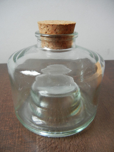 Round Glass Bottle; sticluta rotunda.
