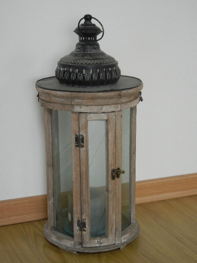 Wooden Candle Lantern; felinar cu lumanare.
