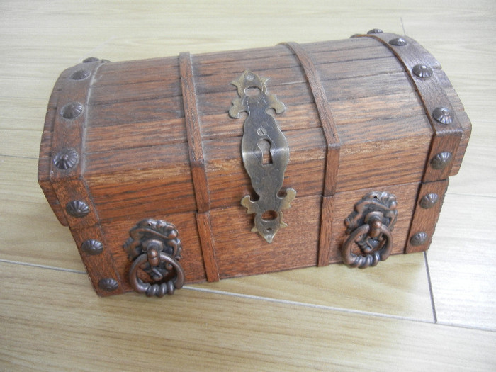 Wooden Jewelry Box; cutie bijuterii.
