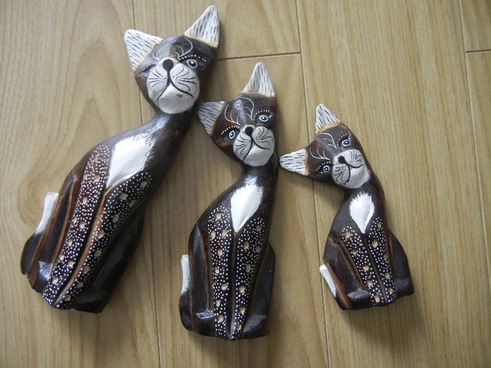 Three Wooden Cats; pisicute din lemn.
