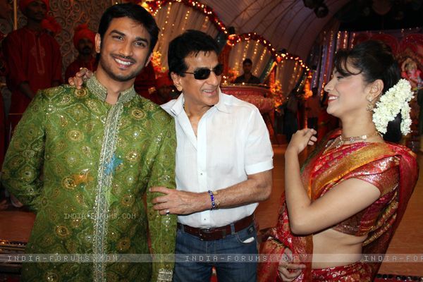 196057-sushant-singh-rajput-ankita-lokhande-with-jitendra-kapoor - ankita sushant si amici