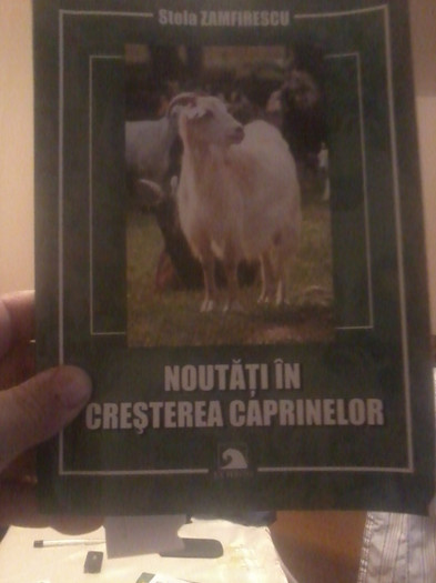 Fotografie-0119; Cea mai buna lucrare aflata pe piata despre capre,aici gasiti experimentele si realizarile obtinute din incrucisarile intre Carpatina si tapi din rase de ameliorare,lucru pe care il facem si noi .
