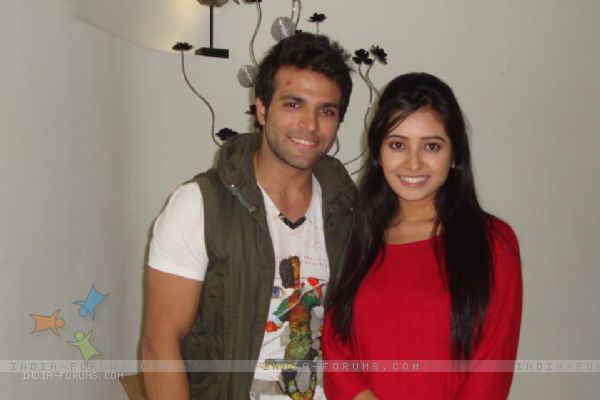 241849-asha-negi-rithvik-dhanjani