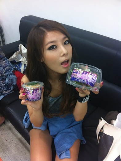 picture-wonder-girls-yubin-poses-with-fanmade-snacks_epedi_0 - Wonder girls