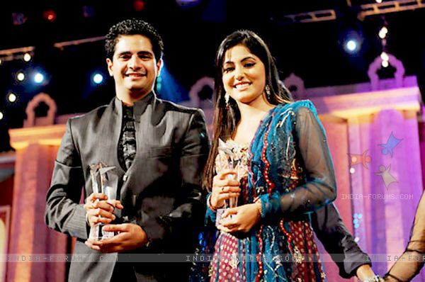 150577-hina-khan-and-karan-mehra-at-star-parivaar-awards-2010