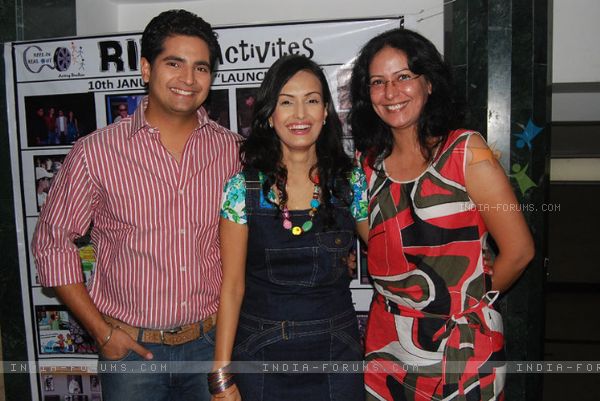 157084-karan-mehra-and-nisha-rawal-with-sonali-verma