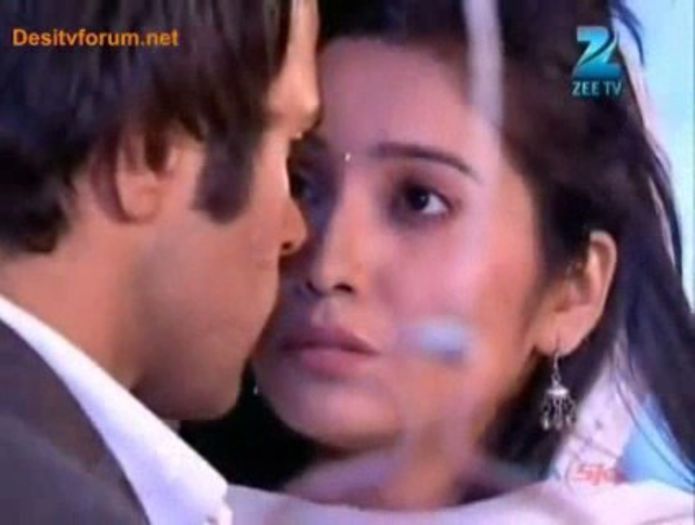 00_01_41 - P-arjun and purvi pure-love scene-P