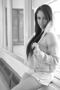 267860_234565316573360_3951113_n - poze cu vanessa morgan