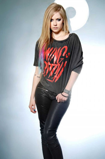 Avril-Lavigne-Abbey-Dawn-2012-collection-600x900