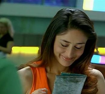 kareena caps (120) - Kareena Kapoor