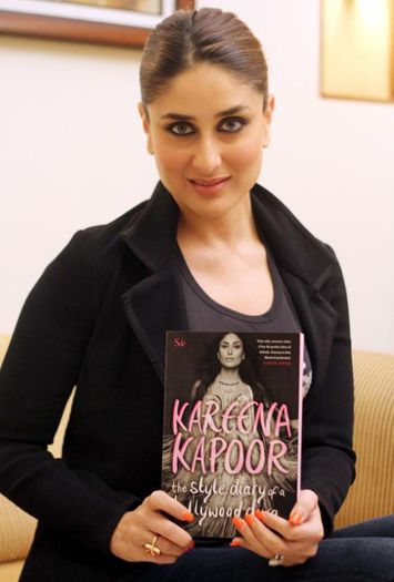 428998_586695688014414_573308524_n - Kareena Kapoor