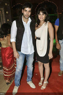 Kinshuk-Mahajan-with-wife-during-the-1000-episode-completion-bash-of-popular-show-Yeh-Rishta-Kya-Keh