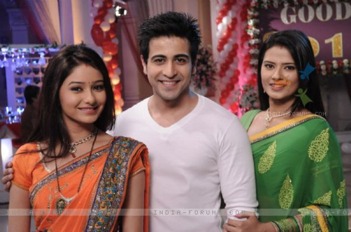 255649-leena-jumani-dishank-arora-and-kratika-sengar-in-punar-vivah