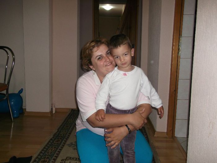 Claudia cu fiul : Aris