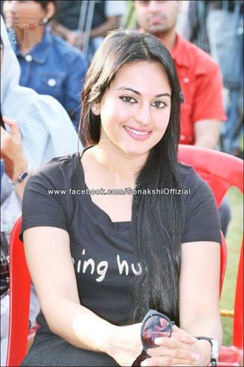 945216_317763628354995_696094355_n - Sonakshi Sinha