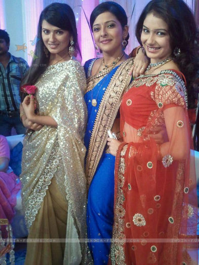 242372-kratika-sengar-samragyi-leena