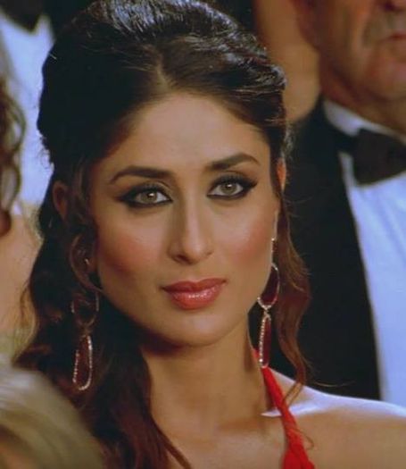 1001308_264404493701810_1510864668_n - Kareena Kapoor 2