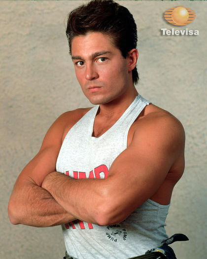 Fernando-Colunga_1-9673a622-8477-11e2-97ee-a0aa7036bb0a-512x640