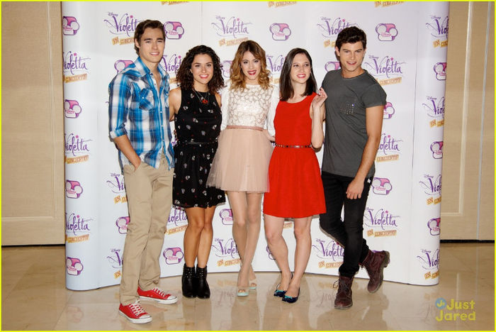 martina-stoessel-violetta-madrid-photo-call-02