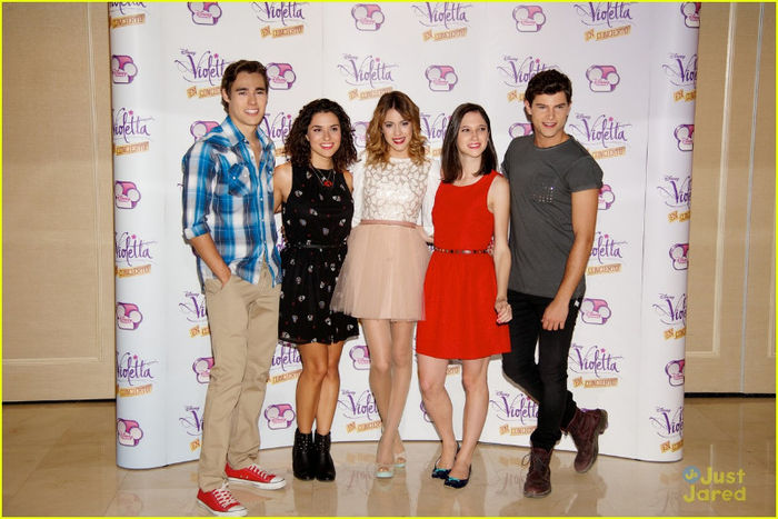 martina-stoessel-violetta-madrid-photo-call-08