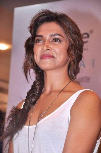 988610_591482024206847_489647727_n - Deepika Padukone 2