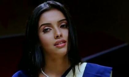 ghajini caps (25) - Asin Thottumkal