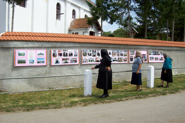 FEMEI DE VARSTA A TREIA ADMIRA FOTOGRAFIILE COLOR DIN ZILELE NOASTRE .