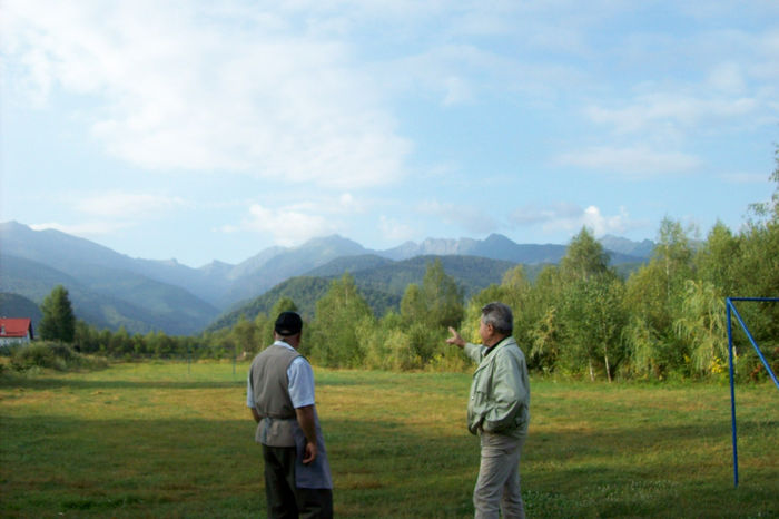 100_1459 PRIVIND SPRE FEREASTRA MARE DE LA SAMBATA ,A MASIVULUI FAGARAS ,NELU SI NICU .