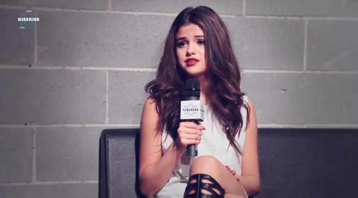 bscap0068 - xX_Radio KissKiss intervista Selena Gomez