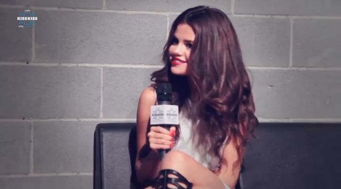 bscap0171 - xX_Radio KissKiss intervista Selena Gomez