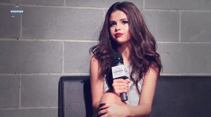 bscap0210 - xX_Radio KissKiss intervista Selena Gomez