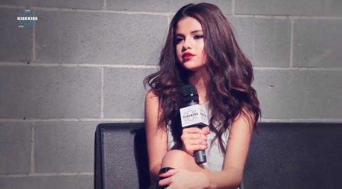 bscap0213 - xX_Radio KissKiss intervista Selena Gomez