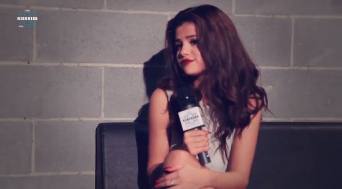 bscap0419 - xX_Radio KissKiss intervista Selena Gomez