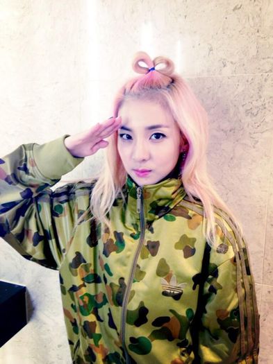 131005-Dara-Twitter-selca