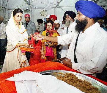 Deepika-Padukone-recieves-prasad-from-a-priest-after-paying-obeisance-at-the-Golden-Temple-during-he - Deepy