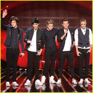 one-direction-x-factor-kiss-you - 1D kiss you x factor SUA si UK