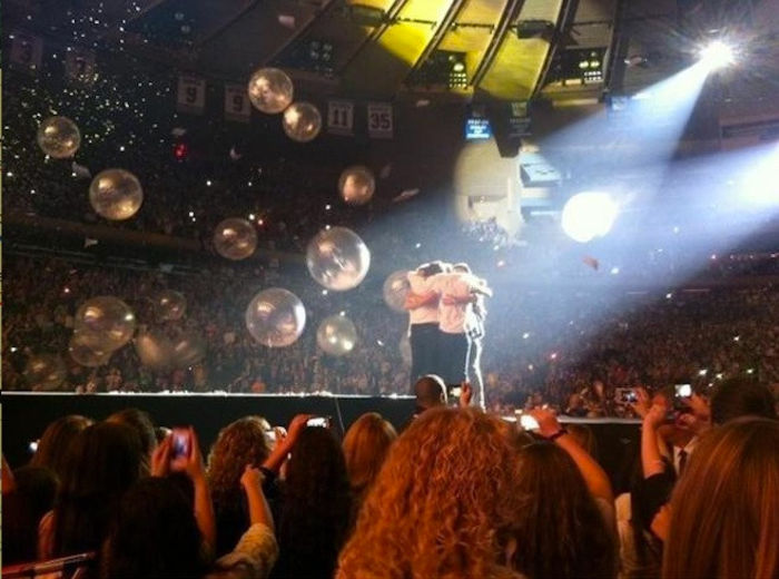 OneDirectionMadisonSquareGardenHug - 1D madison square garden