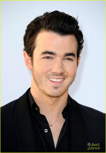 Kevin-Jonas-Video-Game-Awards-2011-kevin-jonas-27616135-847-1222