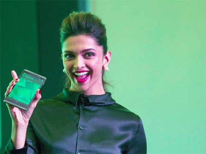 deepika-padukone-with-hps-tablet-computers-slate-6