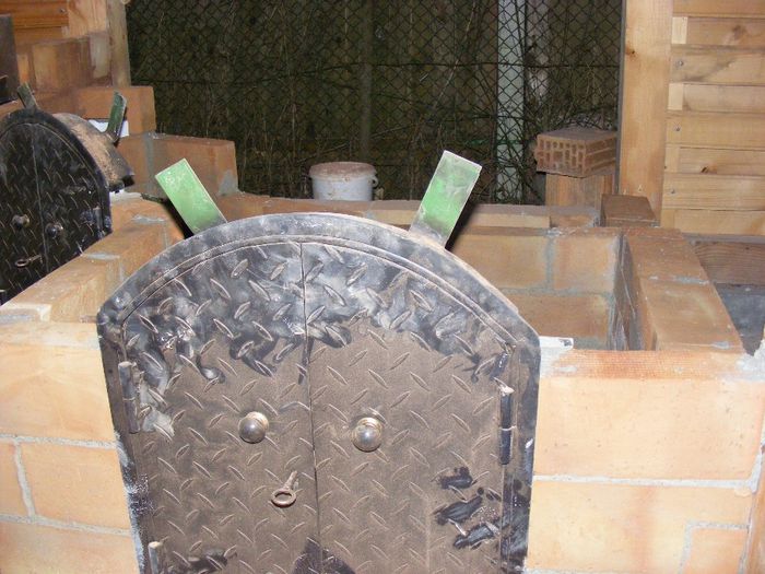 Usa acces sub cuptor - cuptor paine - gratar de gradina - plita pe lemne - afumatoare la curte