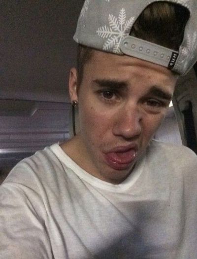 230281l-581x0-w-11cc9838 - 15 selfies care l-au transformat pe Justin Bieber in cea mai enervanta vedeta