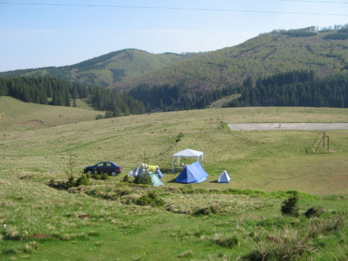 IMG_0063; Campare pe marginea terenului de sport. Vechiul loc de campare fiind ocupat de ciobani.
