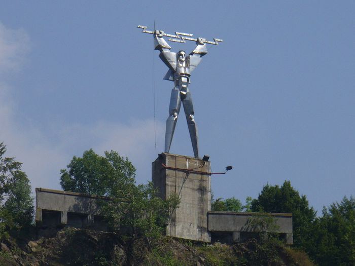 Statuia lui Prometeu; Statuia este situată pe muntele Pleaşa. Simbolizează electricitatea.
